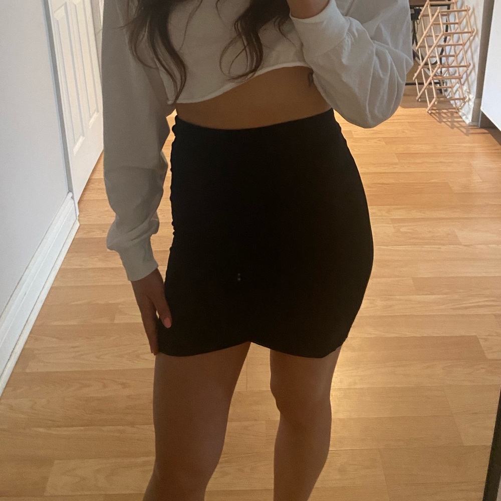 ARITZIA- Talula tulip style mini skirt XS NWOT- black.